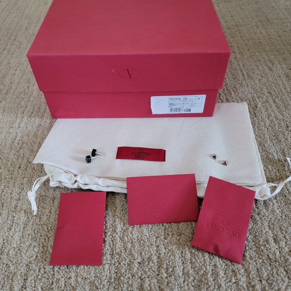 Valentino Garavani Rockstud Studwrap Heel Pumps in Black, Size 38 - Picture 8 of 11